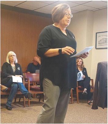 TAC representative Kathy Davenport discusses the midyear review on insurance claims to the Commissioners’ Court on Apr. 12. (Sentinel photo/Jessenia Balderas).
