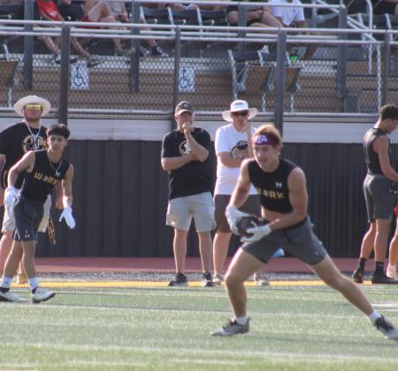 Seminole’s Caton Cramer looks for running room after making a catch against Hobbs (N.M.) during a game in the Seminole Summer 7-on-7 League on Monday at Wigwam Stadium. (LEE SCHEIDE|SEMINOLE NEWS)